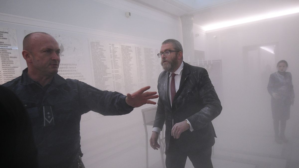 Warszawa, 12.12.2023. Poseł Konfederacji Grzegorz Braun (C) zgasił gaśnicą menorę chanukową w Sejmie w Warszawie, 12 bm. (sko) PAP/Marcin Obara