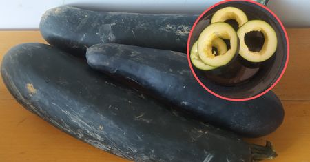 Wycinam krążki i zapiekam z suszonymi pomidorami. Najlepszy sposób na dużą cukinię