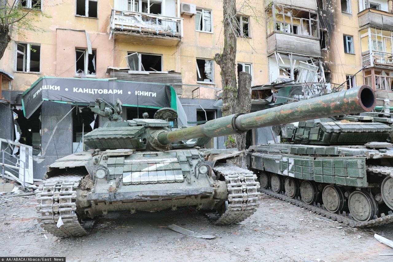 Rosyjski czołg w zniszczonym przez tę armie Mariupolu Leon Klein / Anadolu Agency/ABACAPRESS.COM
AA/ABACA