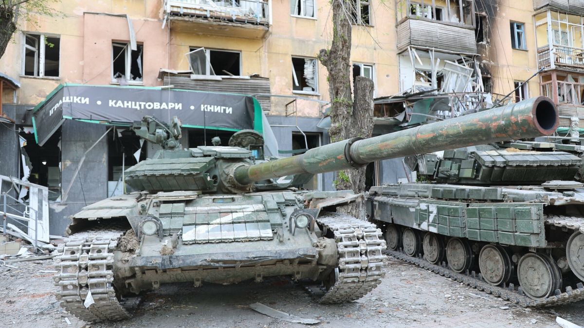 Rosyjski czołg w zniszczonym przez tę armie MariupoluLeon Klein / Anadolu Agency/ABACAPRESS.COMAA/ABACA