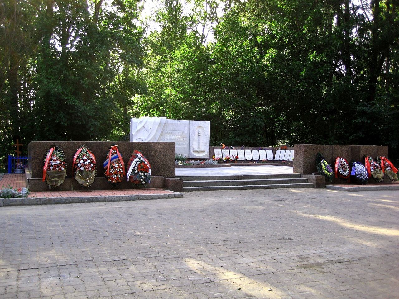 Pomnik ofiar katastrofy na Cmentarzu Serafimowskim w Petersburgu