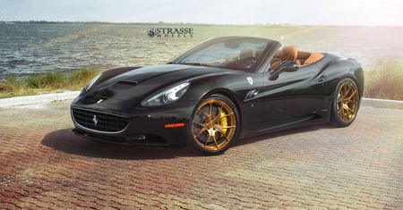 Ferrari California w kolorze Nero Daytona na brązowych felgach