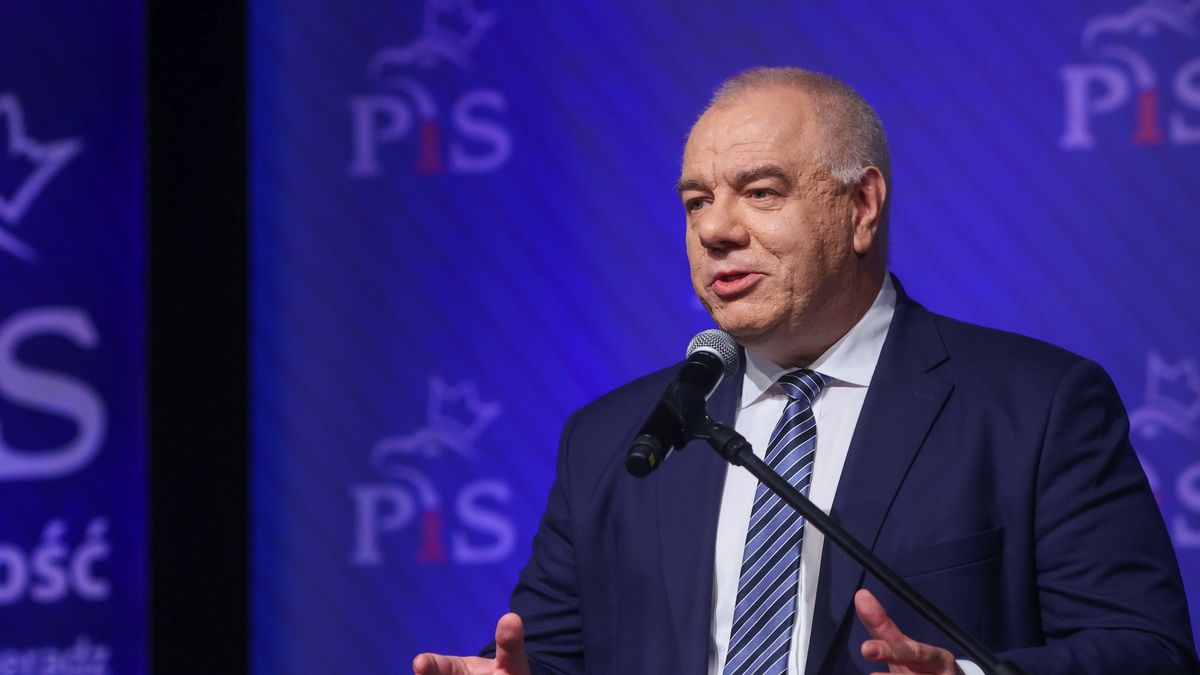 Sieradz, 03.07.2023. Minister aktywów państwowych Jacek Sasin podczas spotkania w ramach cyklu "Polska jest jedna - Inwestycje lokalne" w Sieradzu, 3 bm. (sko) PAP/Marian Zubrzycki