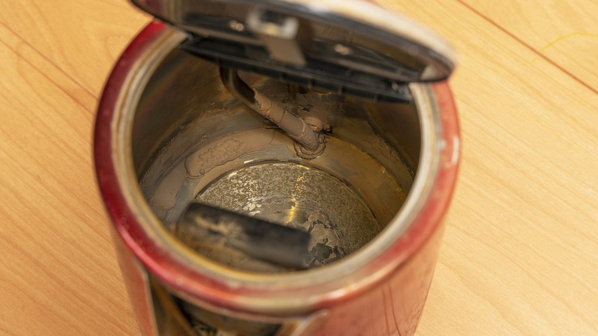 Czajnik można odkamienić bez smrodu octu.