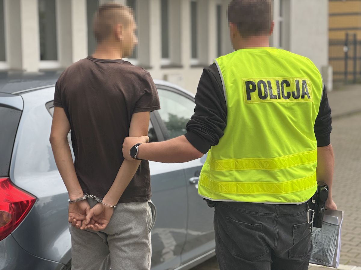Ustka: Fałszywe alarmy i atak na strażaka w gminie. Dwóch młodych mężczyzn zatrzymanych przez policję