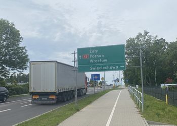 Kiedy ruszy budowa ścieżki rowerowej przy niebezpiecznej drodze z Leszna? Zamiast GDDKiA drogę wybudują samorządy