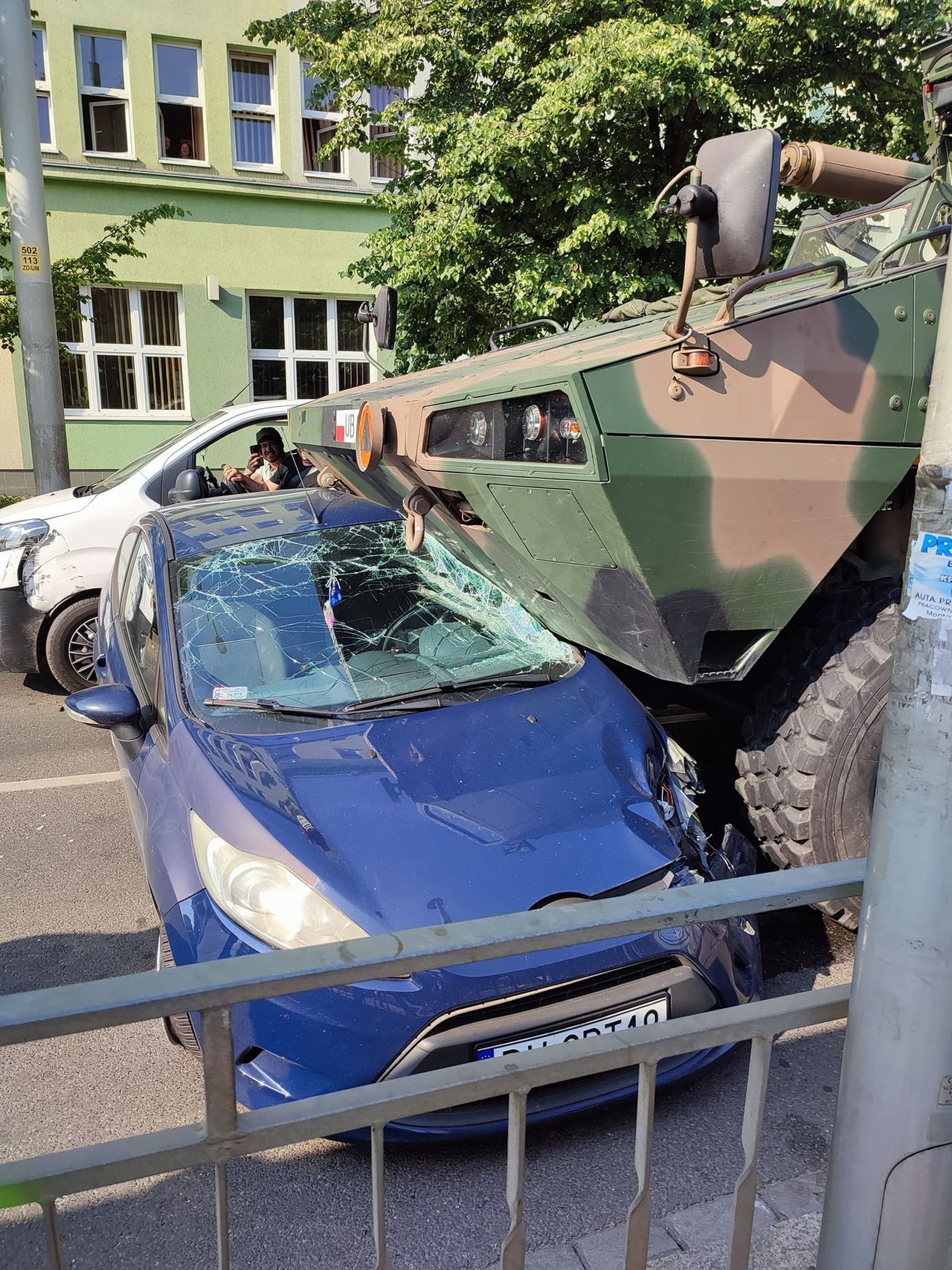 Wypadek przy ul. Curie-Skłodowskiej we Wrocławiu – pojazd opancerzony uderzył w forda fiestę