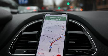 Mylny objazd w Google Maps. Aplikacja kieruje na wąską drogę osiedlową