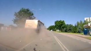 Kierowca ciężarówki o mały włos nie doprowadził do tragedii WIDEO