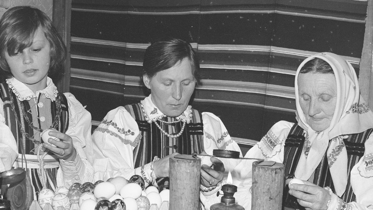 Malowanie pisanek w dawnych czasach.