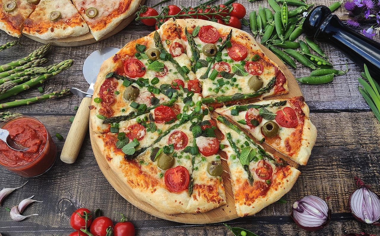 Pizza z grilla ze szparagami