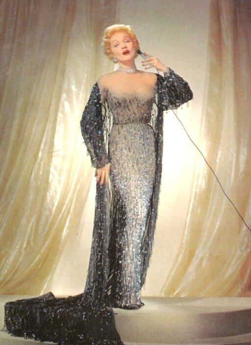 Marlene Dietrich w "nagiej" sukience