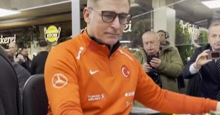 Niezwykła akcja selekcjonera Turcji. Trener usiadł przy kasie
