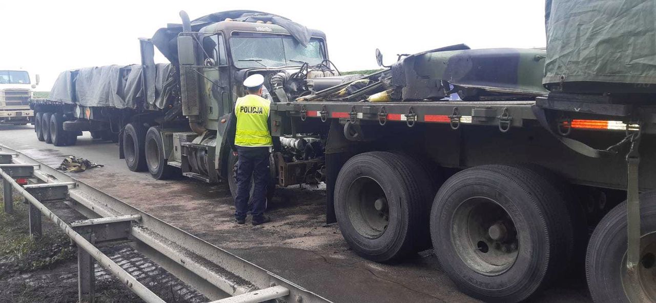 Amerykańskie ciężarówki wojskowe zderzyły się na A4