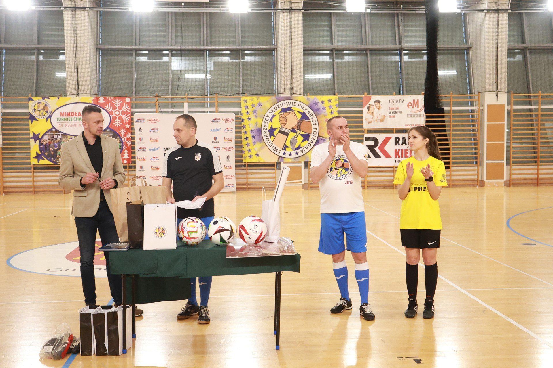 Mikołajkowy Turniej Charytatywny imienia Kamila Pastuszki w Bilczy. Zagrali dla córek tragicznie zmarłego trenera