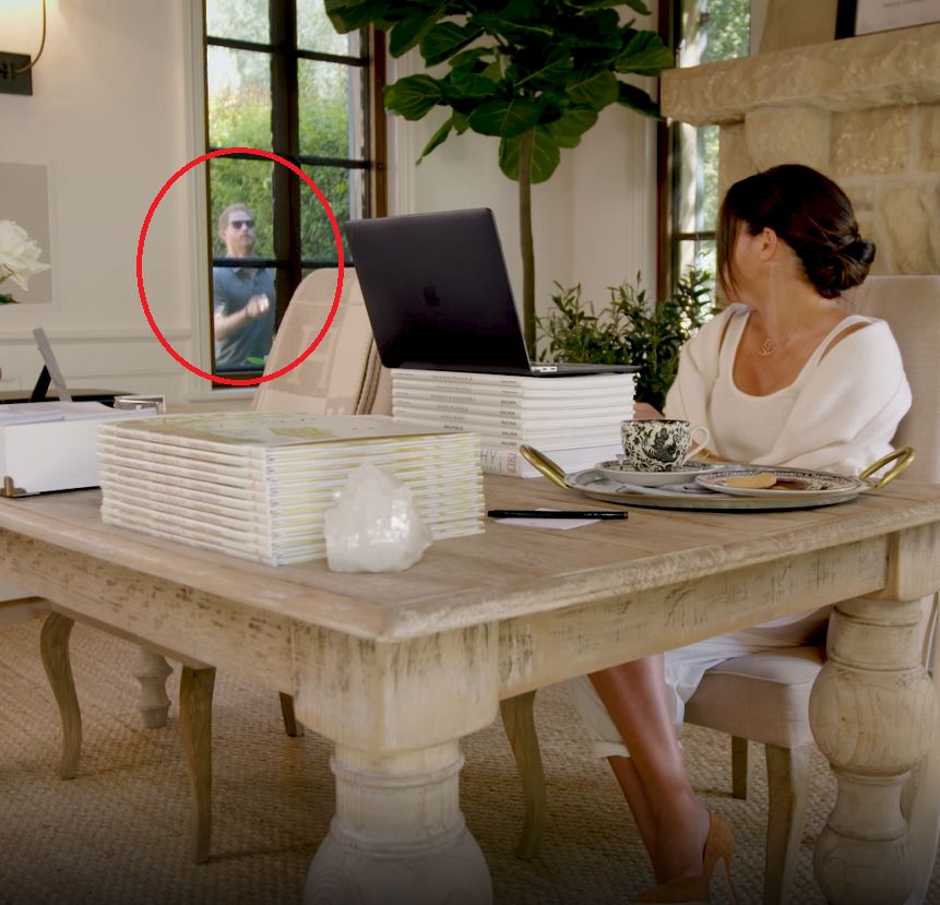Urodzinowa Meghan Markle motywuje (?) kobiety w szpilkach za 2,5 tysiąca złotych z ŻONGLUJĄCYM Harrym w tle