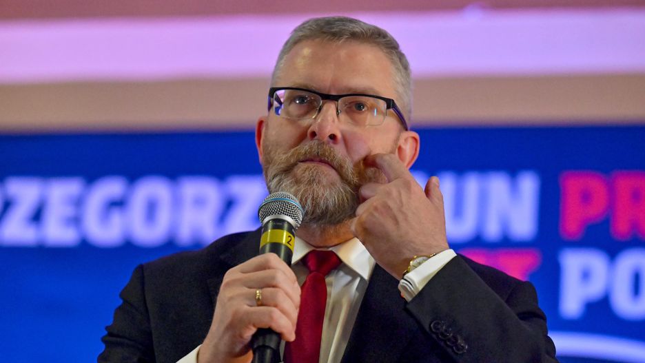 Grzegorz Braun
Kielce, 24.04.2025. Wybory Prezydenta RP 2025 - kampania. Europose�, kandydat w zbli�aj�cych si� wyborach na fotel prezydenta RP Grzegorz Braun przemawia na swoim spotkaniu wyborczym w Grand Hotelu w Kielcach, 24 bm. (doro) PAP/Piotr Polak
Piotr Polak
kampania prezydencka 2025, kampania wyborcza, kandydat, Konfederacja, krajowa, objazd kraju, otwarte, polityk, polityka, prezydencka, przedwyborcze, spotkanie, wizyta krajowa, wizyta polityk, wybory prezydenckie 2025