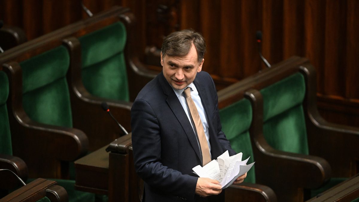 Warszawa, 20.02.2025. Poseł PiS Zbigniew Ziobro na sali plenarnej Sejmu w pierwszym dniu posiedzenia izby w Warszawie, 20 bm. Posłowie rozpatrzą m.in. wniosek o wyrażenie przez Sejm zgody na aresztowanie w celu zapewnienia stawiennictwa na posiedzeniu Sejmowej Komisji Śledczej ds. inwigilacji systemem Pegasus posła Zbigniewa Ziobry. (amb) PAP/Radek Pietruszka