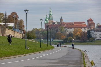 Kraków: Planują wielką przebudowę bulwarów wiślanych. Pod Wawelem powstanie pomost?