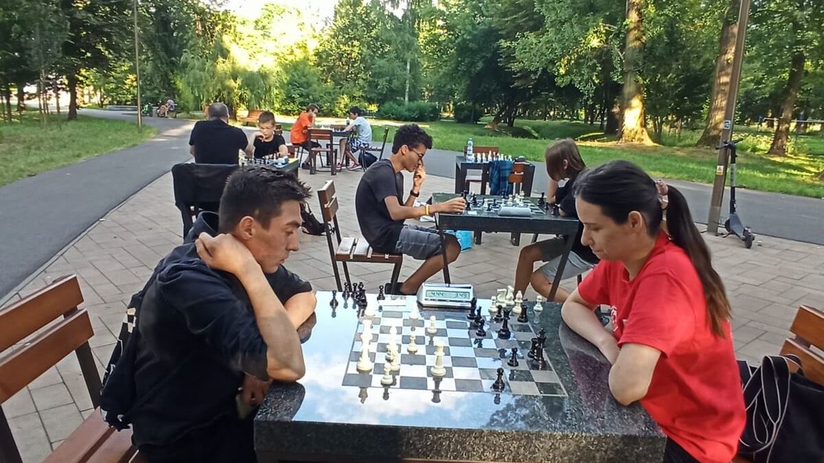 Plenerowe spotkania szachowe w Parku Ludowym