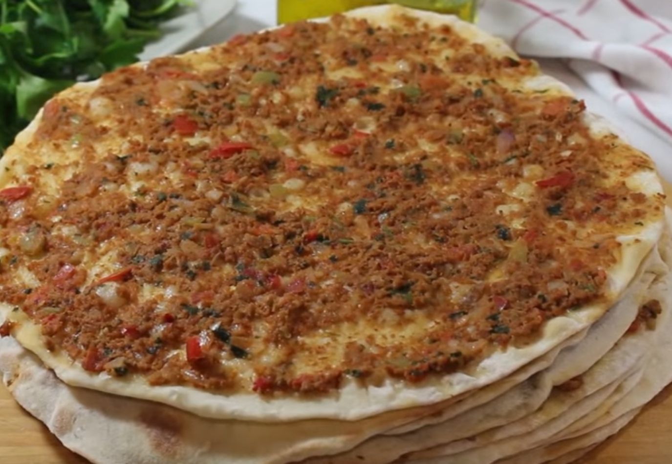 Nietypowa pizza turecka idealna na szybki obiad. Przepis na lahmacun