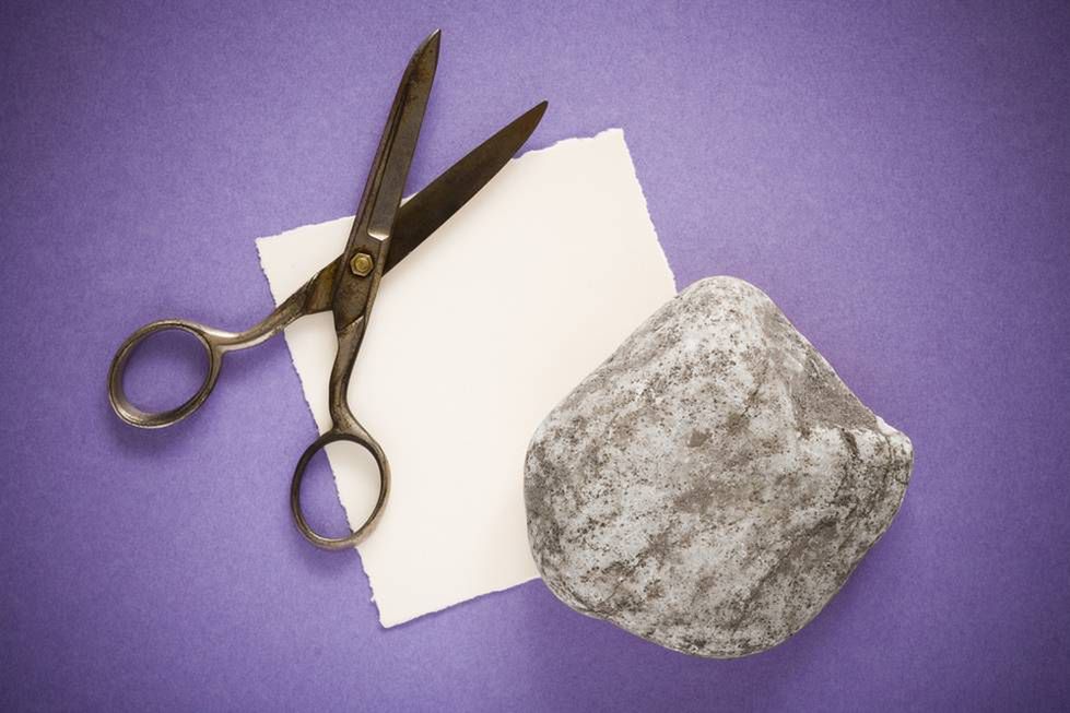 Zdjęcie kamienia, papieru i nożyc pochodzi z serwisu Shutterstock.