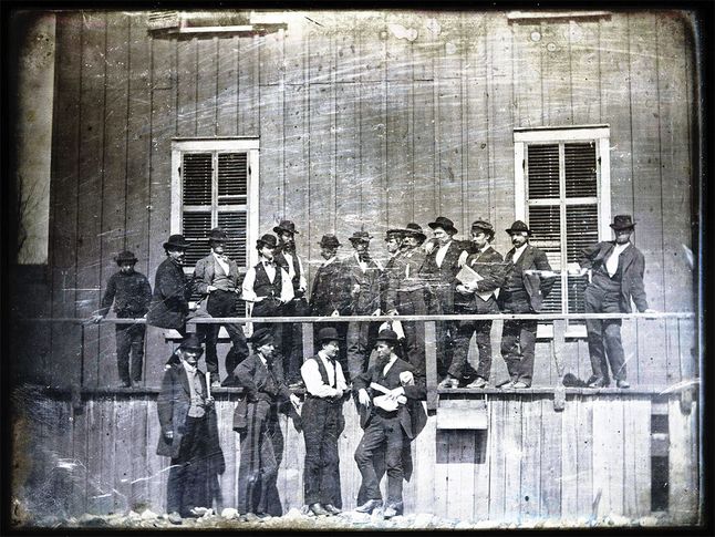 Wygląda jak zwykła grupówka kilku facetów, prawda? Nic bardziej mylnego. Budynek za nimi to Rynek Niewolników Lyncha. Fotografia powstała w St. Louis, Missouri w 1852 roku.