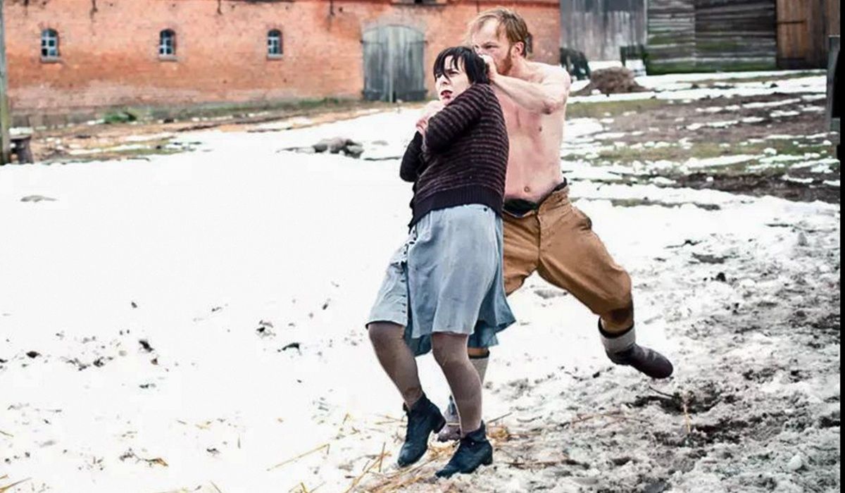 Cios w podbrzusze. Scena zbiorowego gwałtu szokuje widzów do dziś