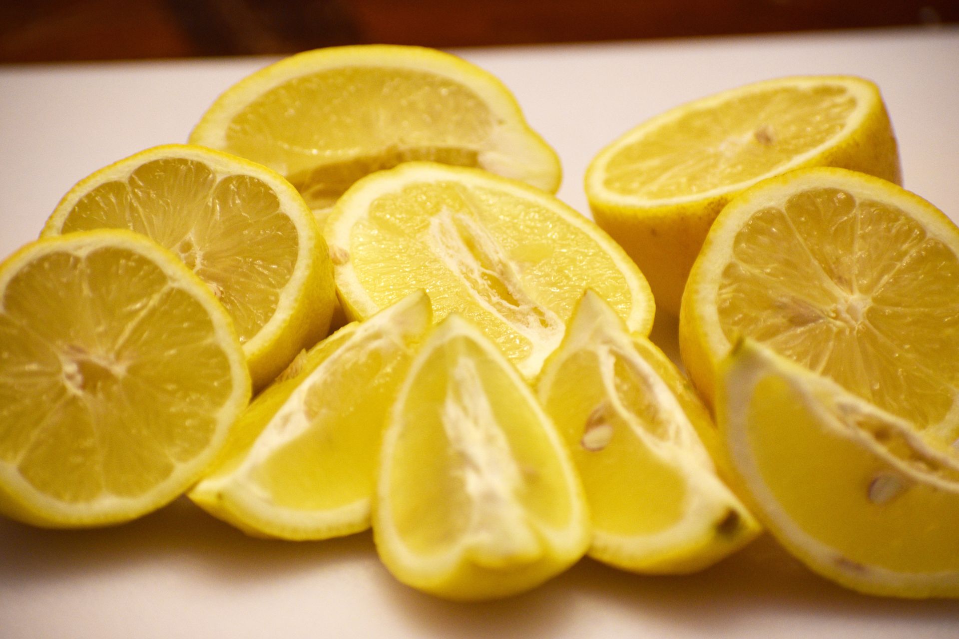 Wrzucasz plasterek do herbaty albo wyciskasz sok i dodajesz do wody? Tak wpływa na organizm