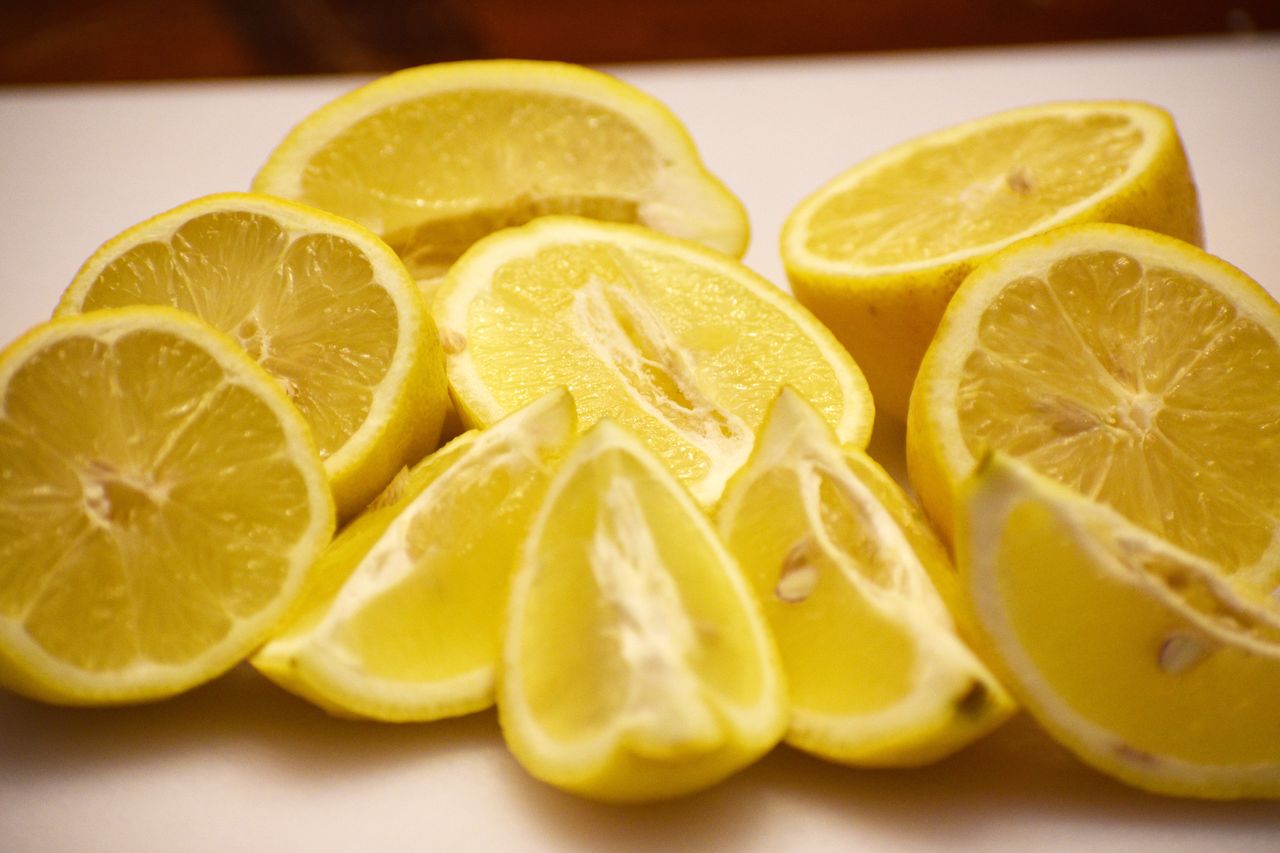 Wrzucasz plasterek do herbaty albo wyciskasz sok i dodajesz do wody? Tak wpływa na organizm