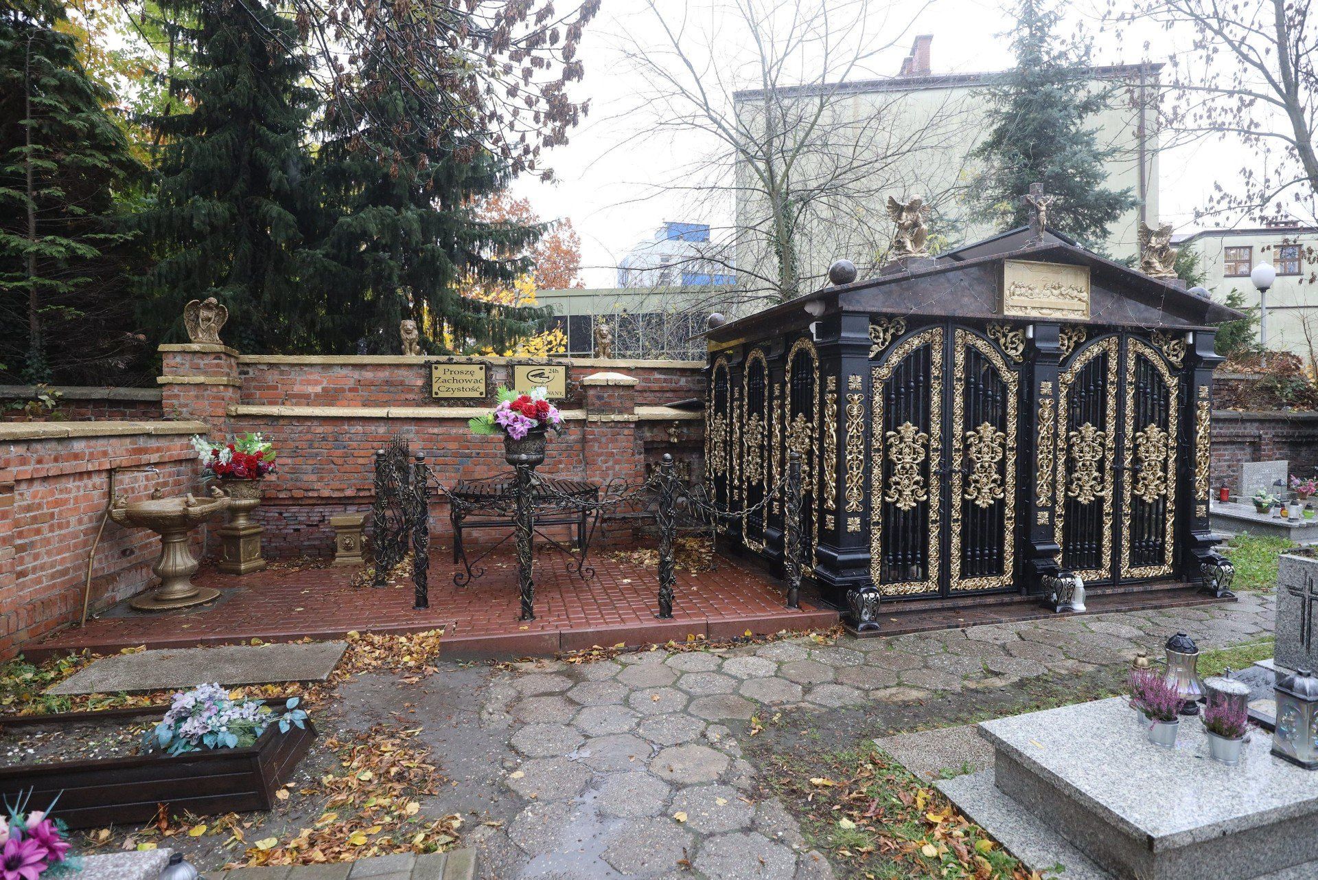 Grobowiec z fotowoltaiką na cmentarzu na Załężu