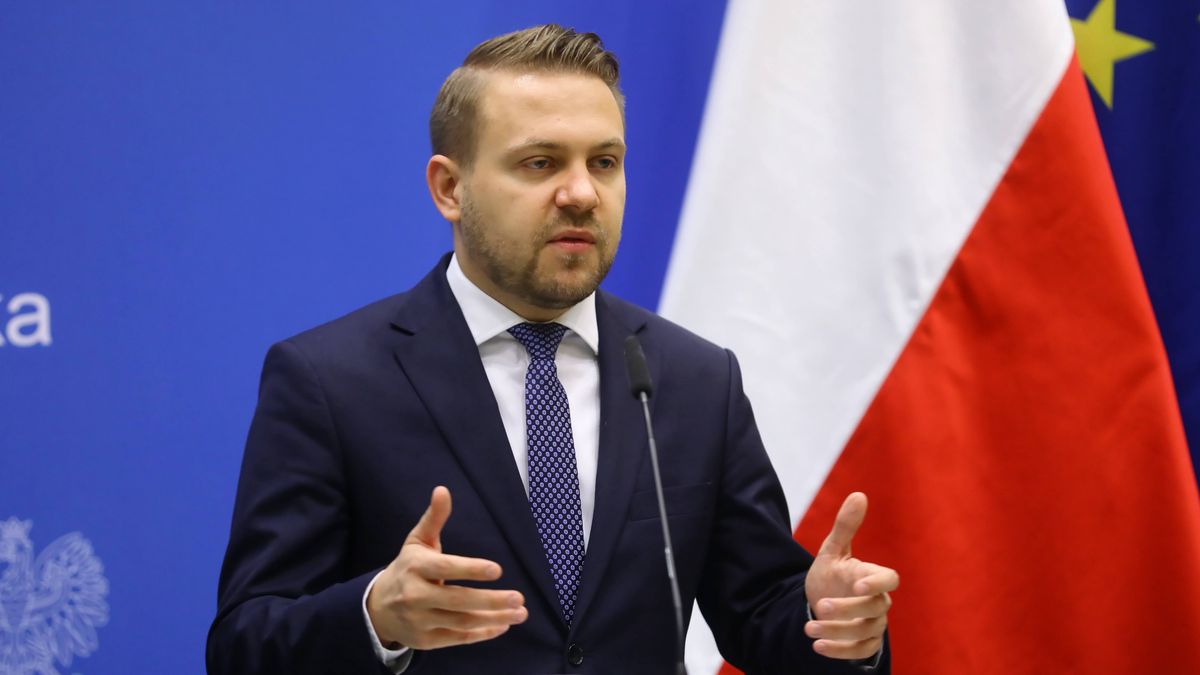 Na zdjęciu wiceminister klimatu Jacek Ozdoba w trakcie konferencji prasowej