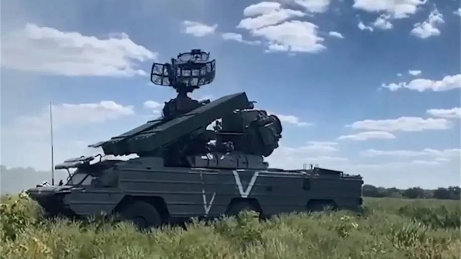 Rosyjska Osa-AKM oznaczona znakiem "V"