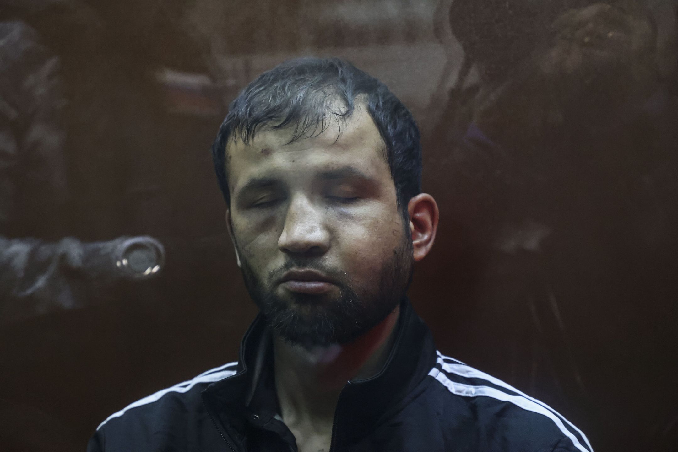 A suspect in the shooting attack on the Crocus City Hall concert venue sits inside a defendant's enclosure during a hearing on pretrial restrictions at Basmanny district court, in Moscow, Russia, 24 March 2024. At least 137 people were killed and more than 180 hospitalized after a group of gunmen attacked the concert hall in the Moscow region on 22 March evening, Russian officials said. Eleven suspects, including all four gunmen directly involved in the terrorist attack, have been detained, according to Russian authorities. EPA/SERGEI ILNITSKY Dostawca: PAP/EPA.