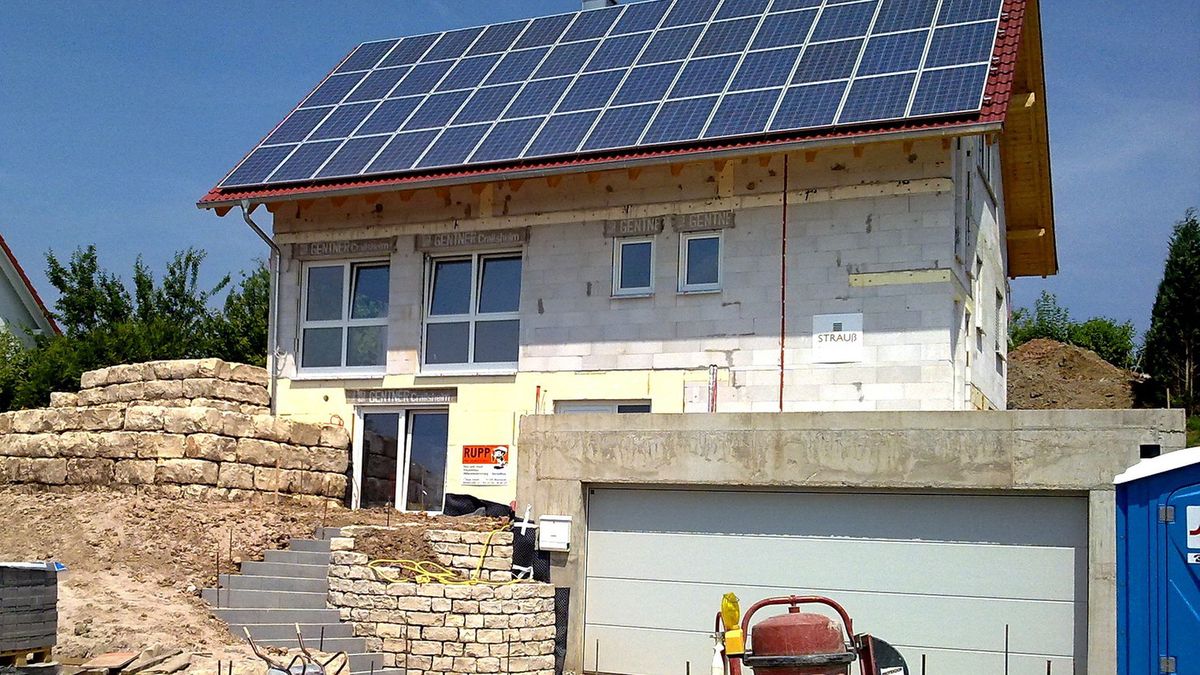 Fotowoltaika. Instalacja fotowoltaiczna podczas budowy domu