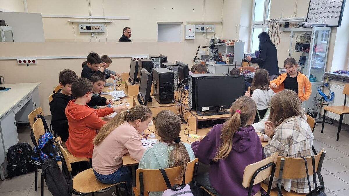 dzieci, warsztaty „WMITksuj się w technologię”