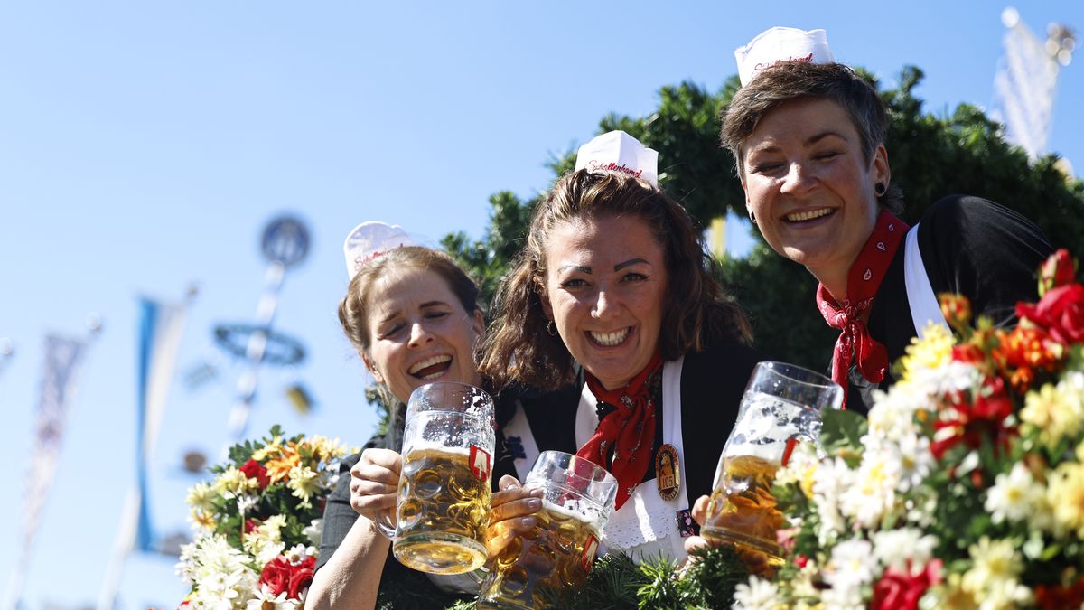 MUNICH, GERMANY - SEPTEMBER 19: Waitresses of the Spaten beer tent riding in the carriage and raising their beer mugs during the opening parade of the 191st Oktoberfest on the opening day of the 191st Oktoberfest on September 19, 2026 in Munich, Germany. on day one of the 2026 Munich Oktoberfest on September 19, 2026 in Munich, Germany. This year's Oktoberfest, runs through October 4, is once again expected to draw millions of visitors. (Photo by Johannes Simon/Getty Images)