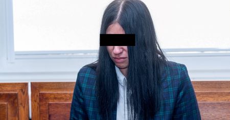 Dusiła swoją córkę, a potem ugodziła nożem. Matka skazana na dożywocie