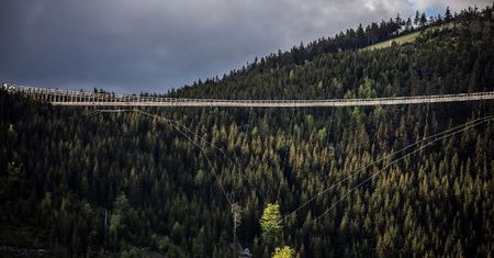 Czechy: Wiszący most wśród największych 50. atrakcji na świecie