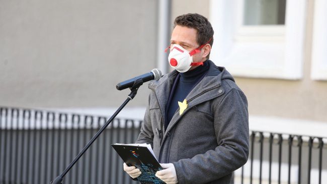 Koronawirus. Prezydent Warszawy Rafał Trzaskowski poinformował o zakupie 4 tys. testów dla DPS-ów