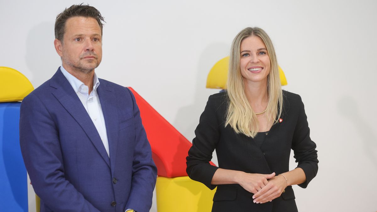 Warszawa, 21.08.2024. Prezydent m.st. Warszawy Rafał Trzaskowski (L) i wiceministra rodziny, pracy i polityki społecznej Aleksandra Gajewska (P) na konferencji prasowej w nowo wybudowanym żłobku na ul. Ceramicznej w Warszawie, 21 bm. Tematem konferencji był warszawski program żłobkowy oraz zapowiedź rządowego programu Aktywny Rodzic. (ad) PAP/Rafał Guz