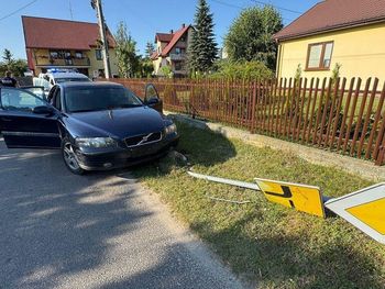 Biała Podlaska: 30-latek uciekając przed policją wjechał w znak.
