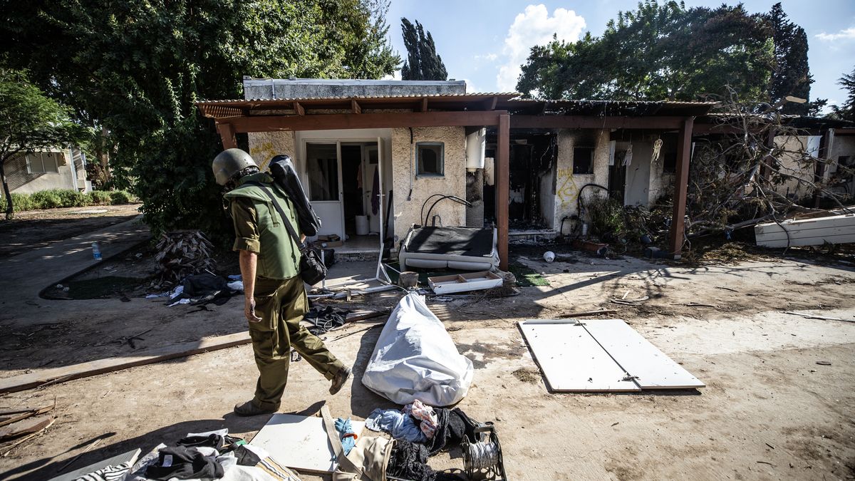 Izraelscy żołnierze w kibucu Kfar Aza