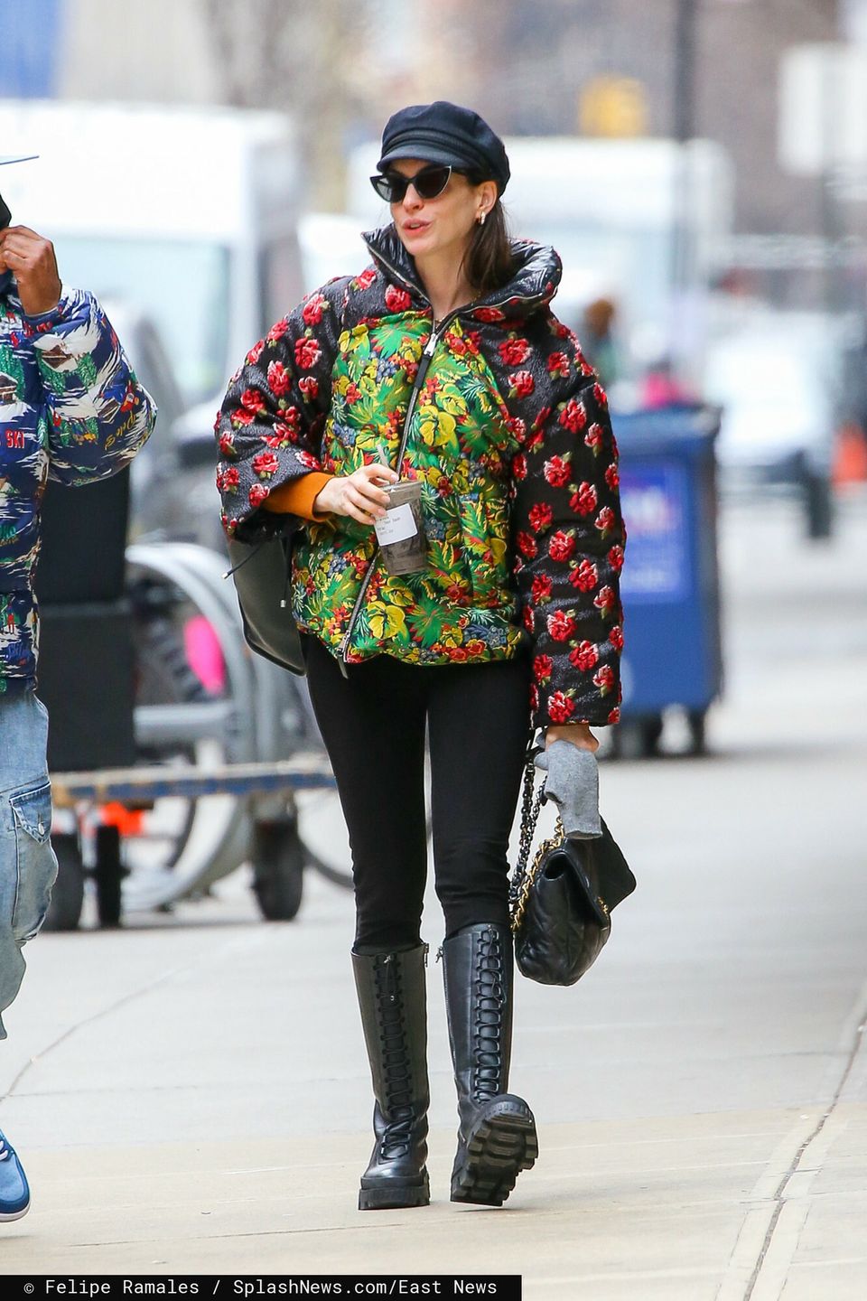 Anne Hathaway w kolorowym projekcie Moncler