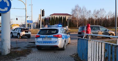 Wjechała na skrzyżowanie, ignorując czerwone światło. W bok toyoty uderzył volkswagen [ZDJĘCIA]