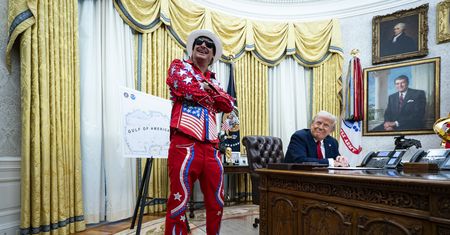 Strój, w jakim przyszedł do Donalda Trumpa, "poniża Gabinet Owalny"