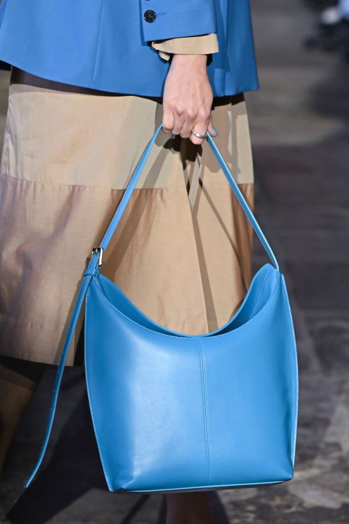 Hobo bag, czyli pojemna torebka w kształcie półksiężyca