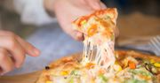 Pizza z chleba na szybką kolację lub sycące śniadanie. Tak wykorzystasz resztki z lodówki
