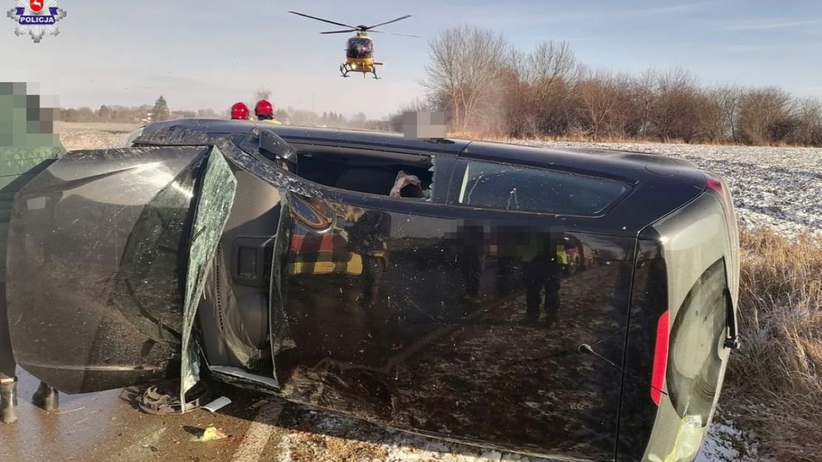 69-latek stracił panowanie nad pojazdem, zjechał do rowu i dachował 