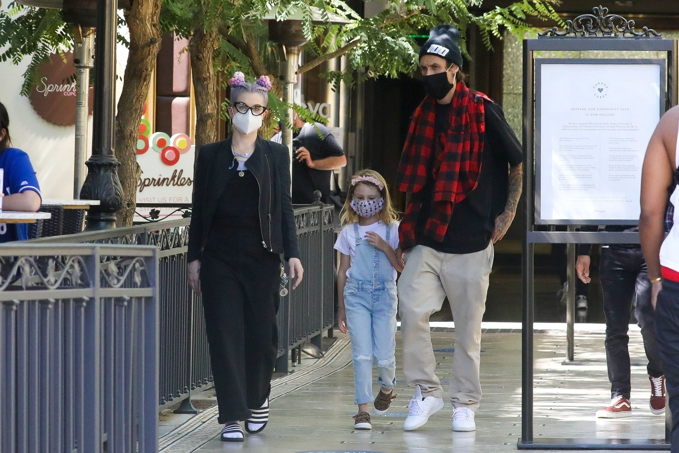 Kelly Osbourne prezentuje nową figurę na zakupach z chłopakiem i jego córką